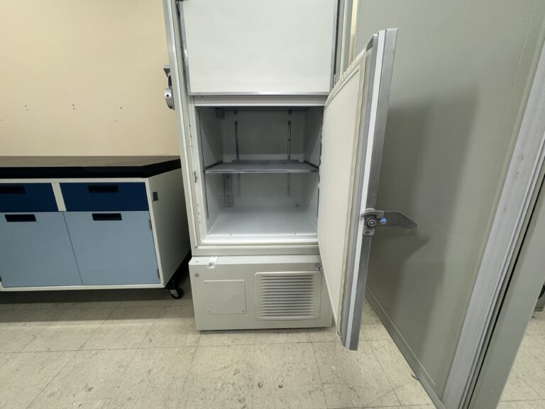 13918 Sanyo Freezer Front Bottom Door