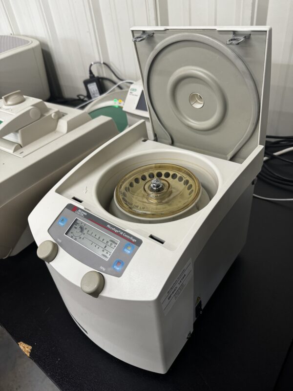 Beckman Microfuge 18 Benchtop Centrifuge - Image 3