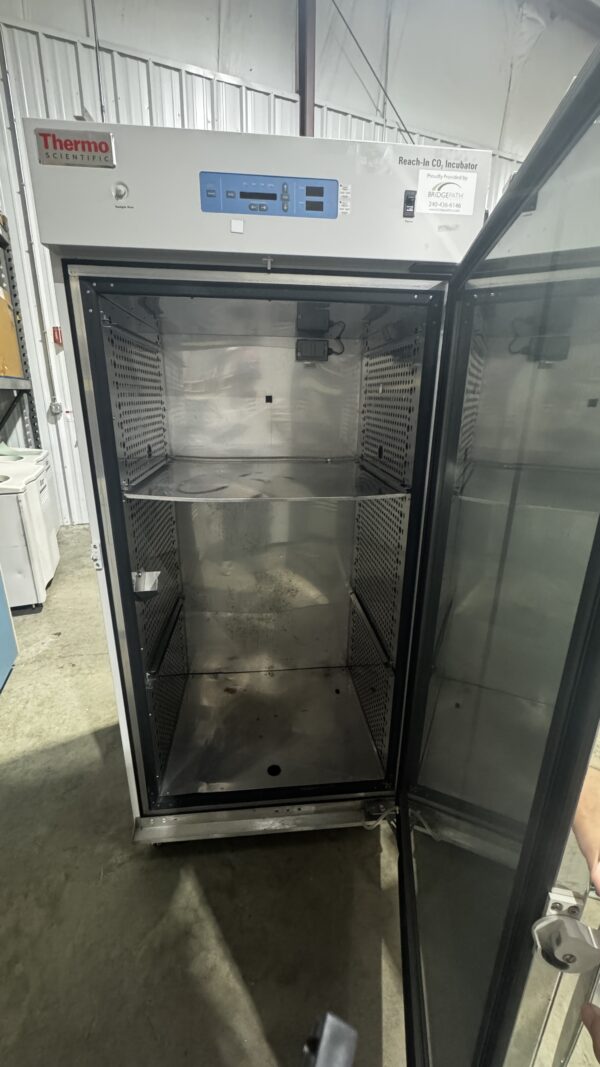 Thermo Scientific Model 3950, 29 cu. ft. 'Reach-In' C02 Incubator - Image 2