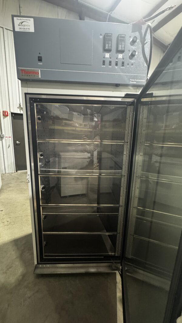 Thermo Scientific Model 3940, 29 cu. ft. Refrigerated Environmental Chamber - Image 4