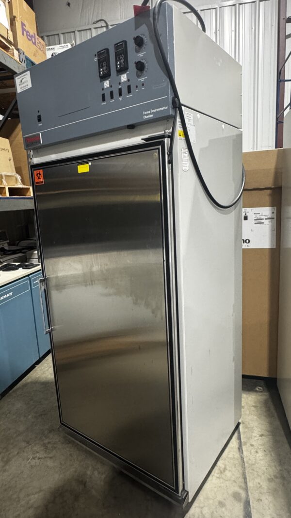 Thermo Scientific Model 3940, 29 cu. ft. Refrigerated Environmental Chamber - Image 3
